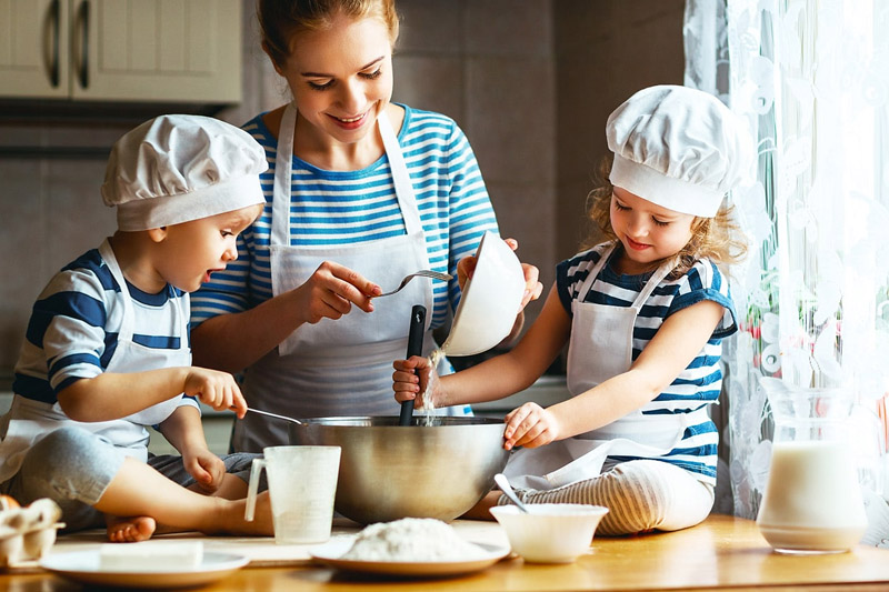 بازی و آموزی کودکان در هنگام آشپزی با والدین